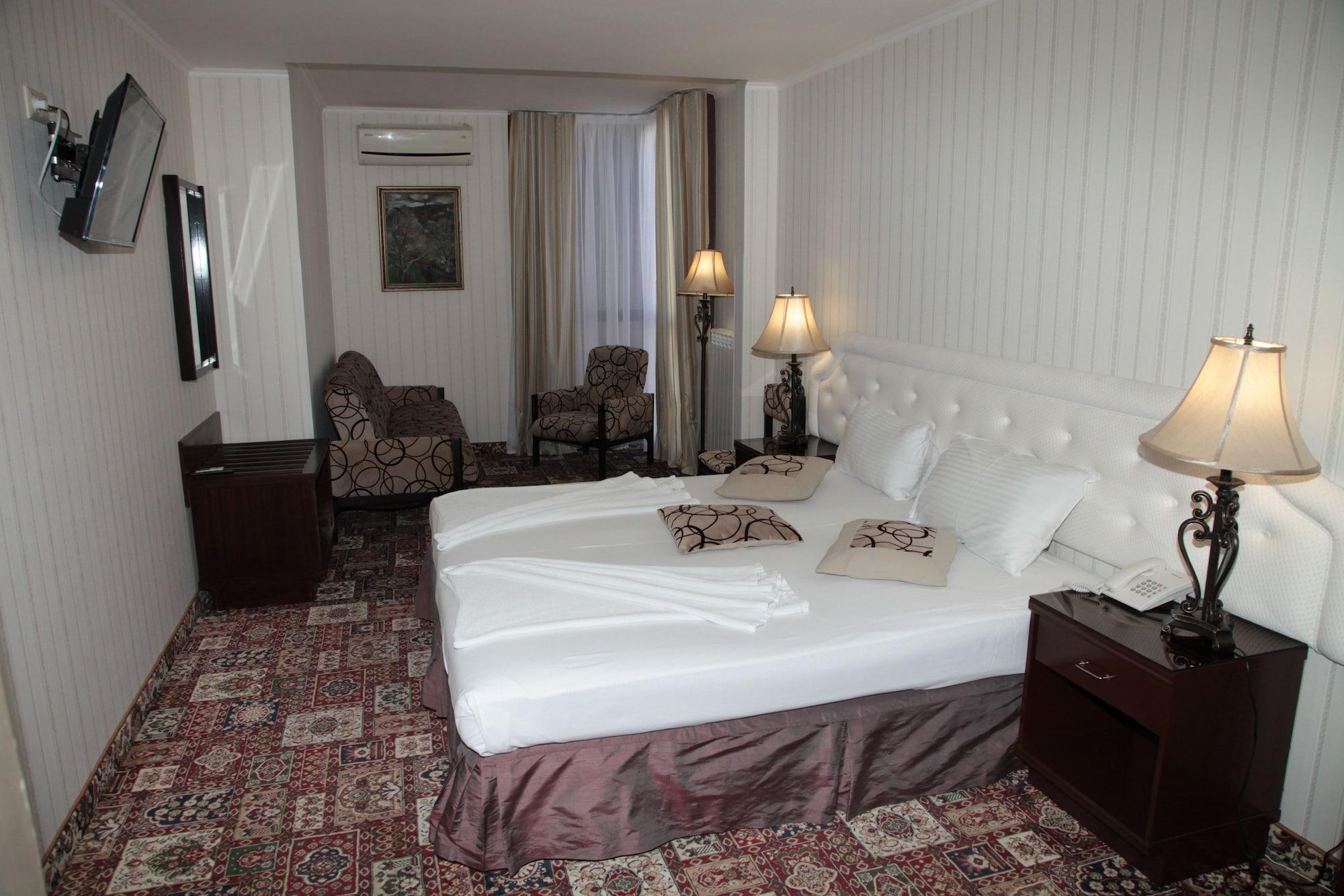 Shirak Hotel Yerevan Exterior photo