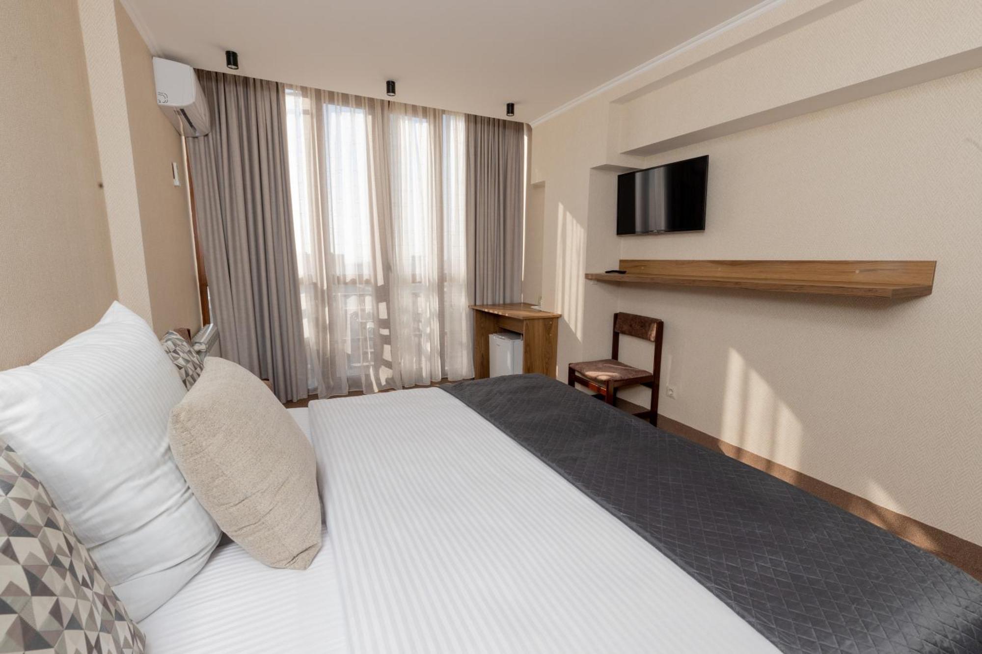 Shirak Hotel Yerevan Exterior photo