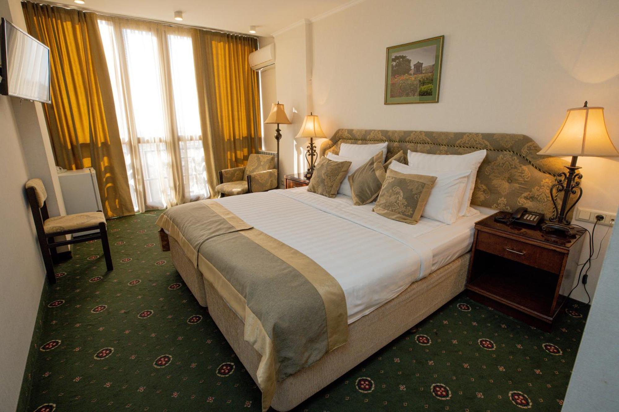 Shirak Hotel Yerevan Exterior photo