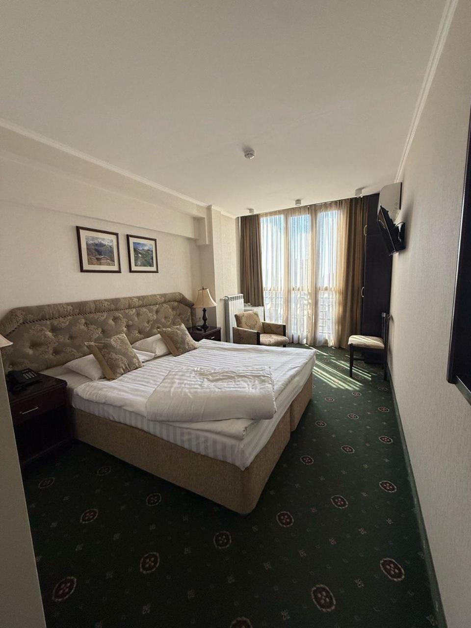 Shirak Hotel Yerevan Exterior photo