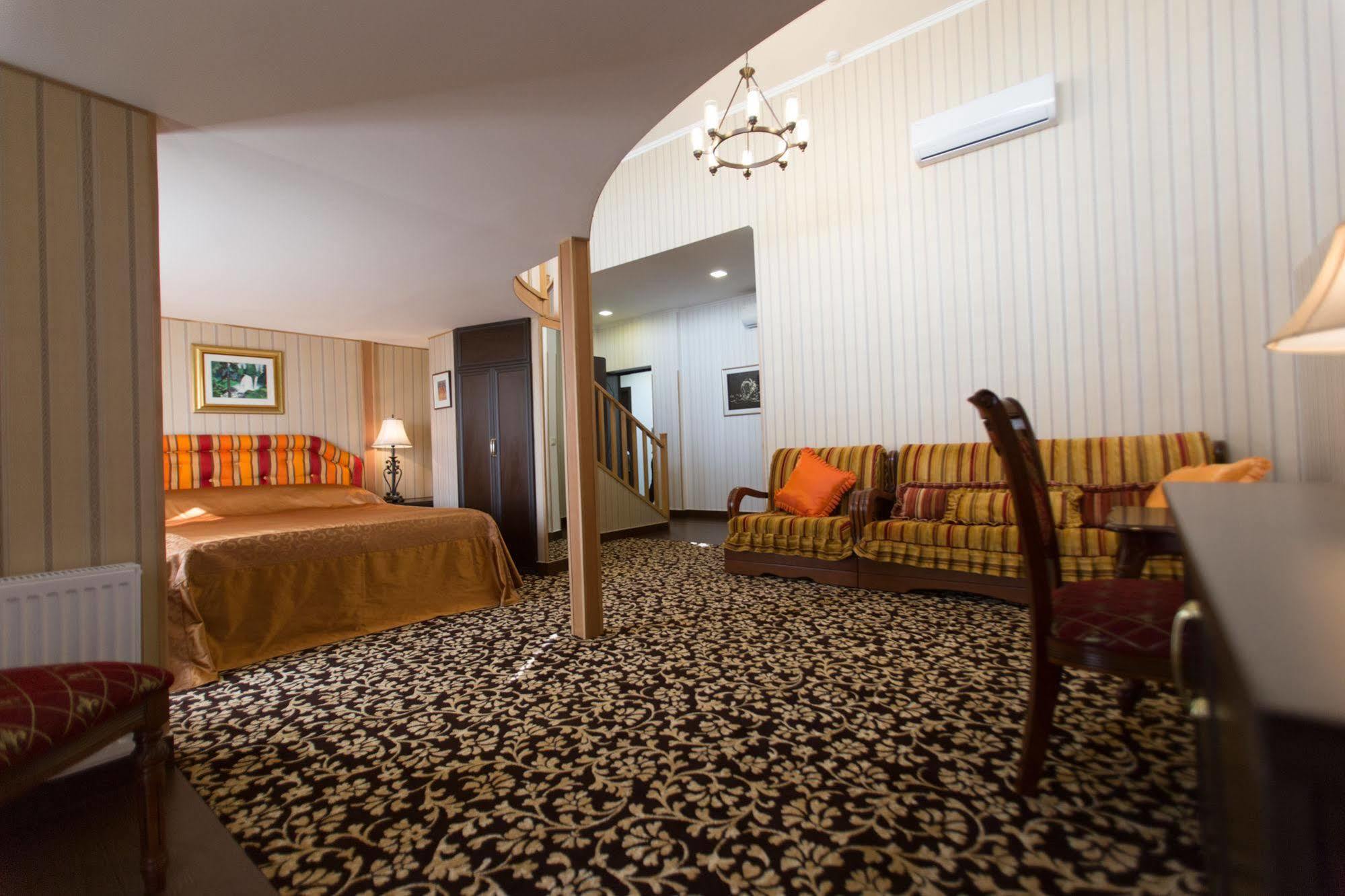Shirak Hotel Yerevan Exterior photo