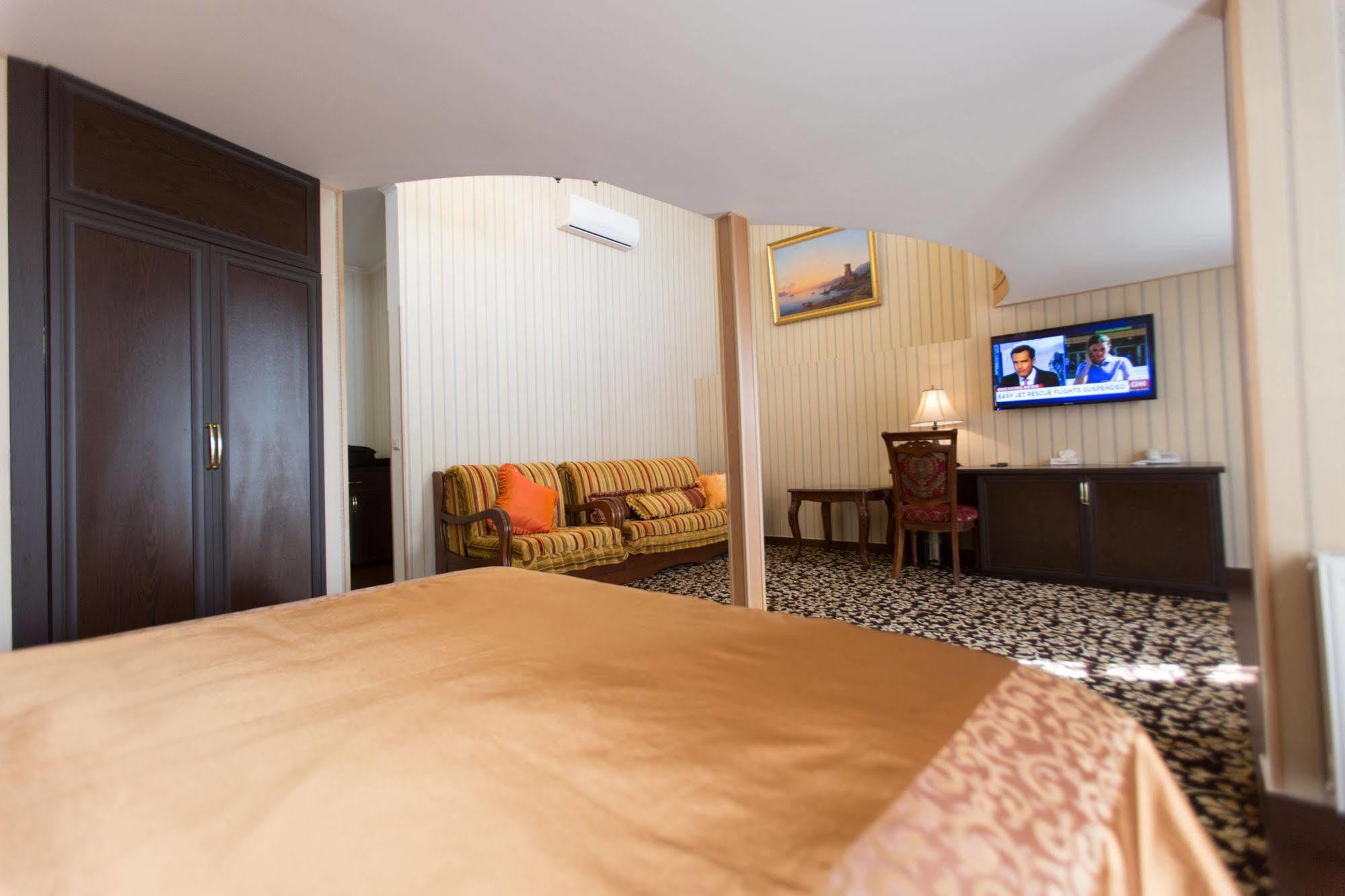 Shirak Hotel Yerevan Exterior photo